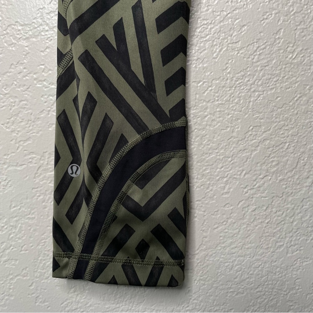 Lululemon Run: Inspire Crop II Leggings Chevron Shuffle Fatigue Green Black - Picture 10 of 11